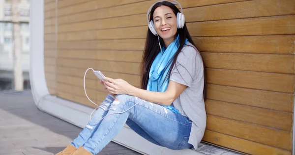 Mujer disfrutando de música en el teléfono móvil —  Fotos de Stock