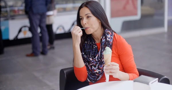 Mulher comendo sorvete — Fotografia de Stock