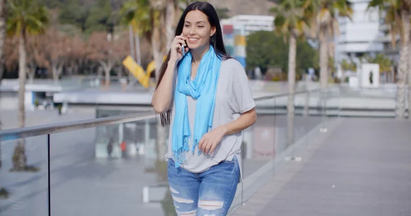 Vrouw chatten op mobiele telefoon — Stockfoto