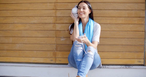 Mujer escuchando música en el teléfono móvil —  Fotos de Stock