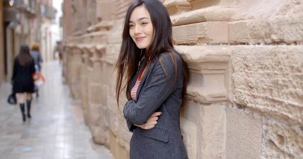 Woman standing with folded arms — Stock Photo, Image