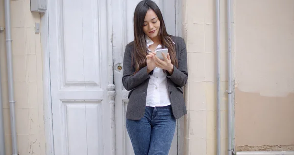 Mujer enviando mensaje de texto — Foto de Stock