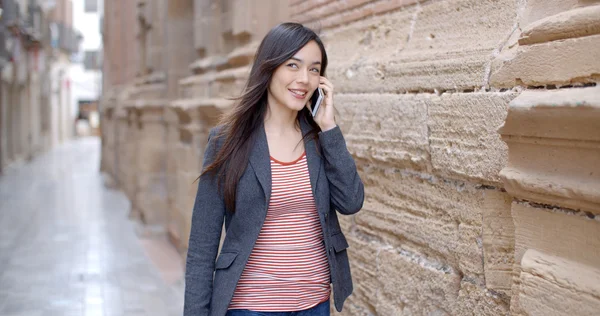 Mujer joven con teléfono móvil — Foto de Stock