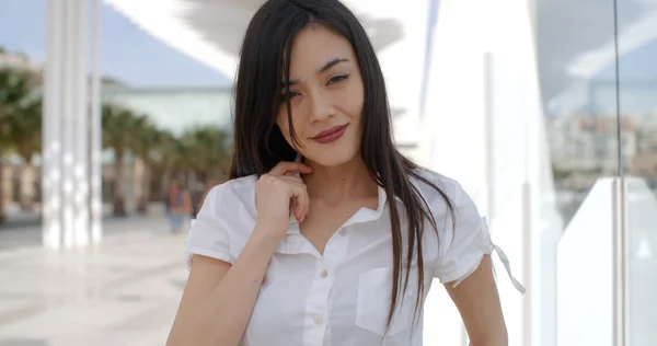 Mujer en blusa blanca de verano — Foto de Stock