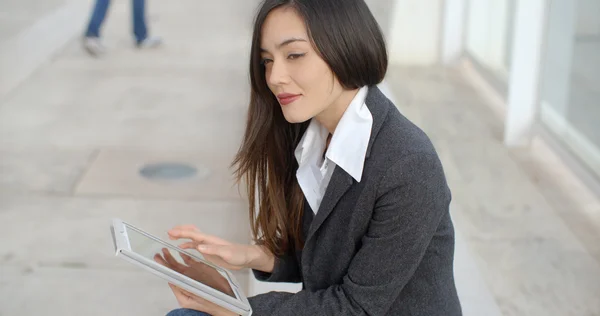 Mujer de negocios usando tableta — Foto de Stock