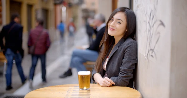 Frau genießt Bier — Stockfoto