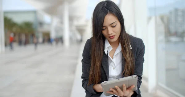 Zakelijke vrouw met tablet computer — Stockfoto