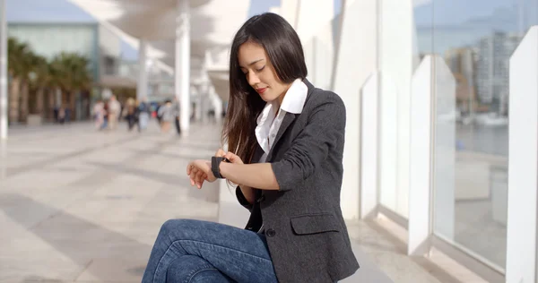 Femme vérifier montre-bracelet — Photo