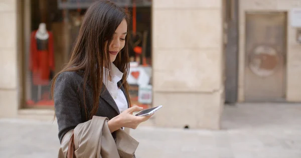 Жінка перевіряє мобільний телефон на повідомлення — стокове фото