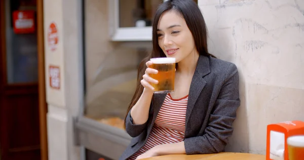 Frau genießt Bier — Stockfoto