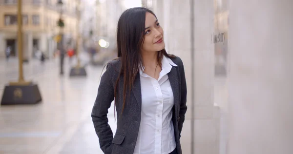 Vrouw in de buurt van shopping venster in de stad — Stockfoto