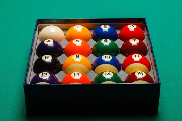 Voller Satz Snookerkugeln in einer harten Papierbox — Stockfoto