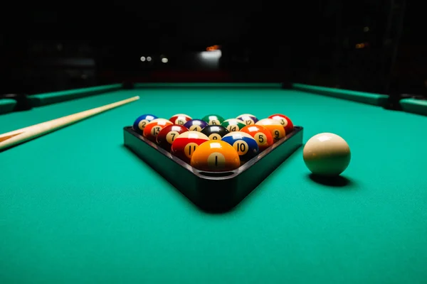 Bilardo masası bilardo topları. — Stok fotoğraf