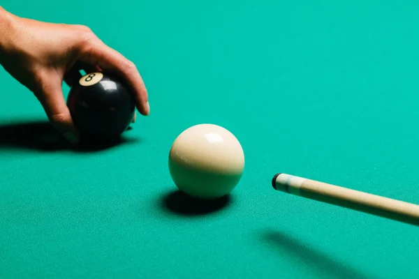 Bolas de billar en una mesa de billar . — Foto de Stock