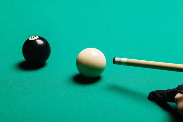 Bolas de bilhar em uma mesa de bilhar . — Fotografia de Stock