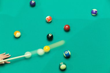 Yeşil tablo üzerinde havuz topları breaking
