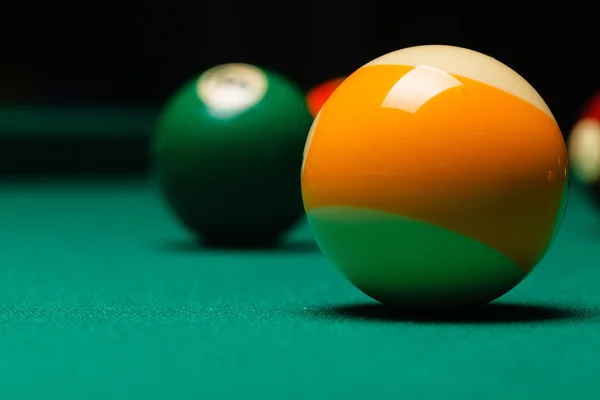 Bolas de billar en una mesa de billar . — Foto de Stock