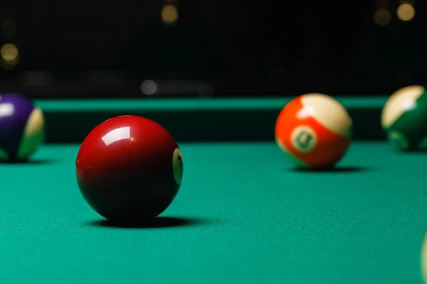 Biljartballen in een pooltafel. — Stockfoto