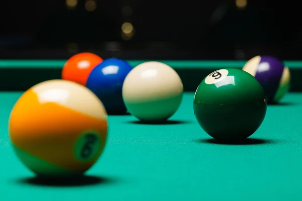 Bolas de bilhar em uma mesa de bilhar . — Fotografia de Stock