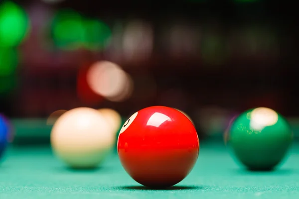 Bolas de billar en una mesa de billar . — Foto de Stock