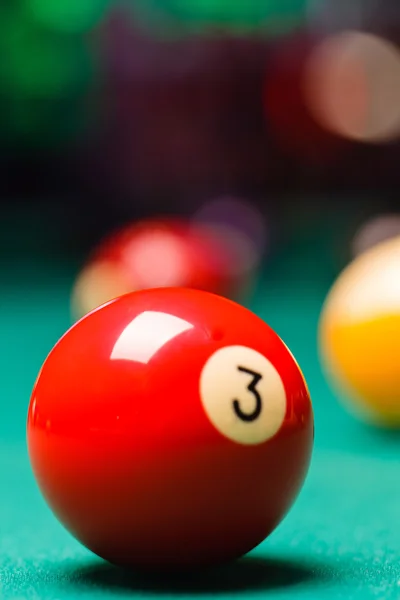 Bolas de billar en una mesa de billar . — Foto de Stock