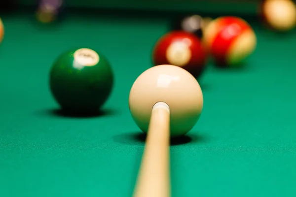 Bolas de billar en una mesa de billar . — Foto de Stock