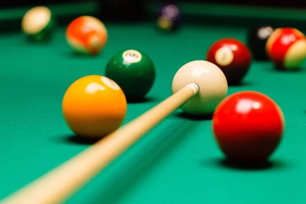 Bilardo masası bilardo topları. — Stok fotoğraf