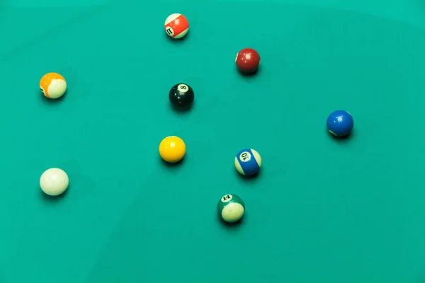 Мячи в бассейне на зеленом столе — стоковое фото