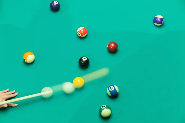 Мячи в бассейне на зеленом столе — стоковое фото