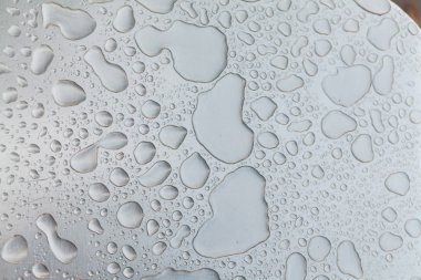 Su damlaları metal yüzeyi kaplı. 