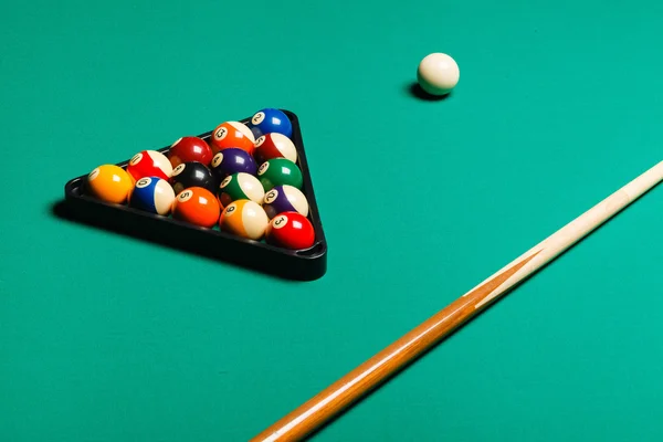 Bolas de billar en una mesa de billar . — Foto de Stock