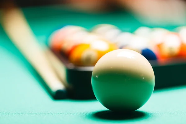 Biljartballen in een pooltafel. — Stockfoto