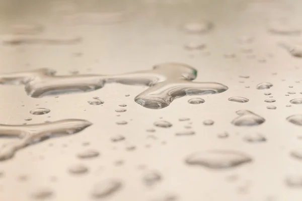 Superfície metálica coberta de gotas de água . — Fotografia de Stock