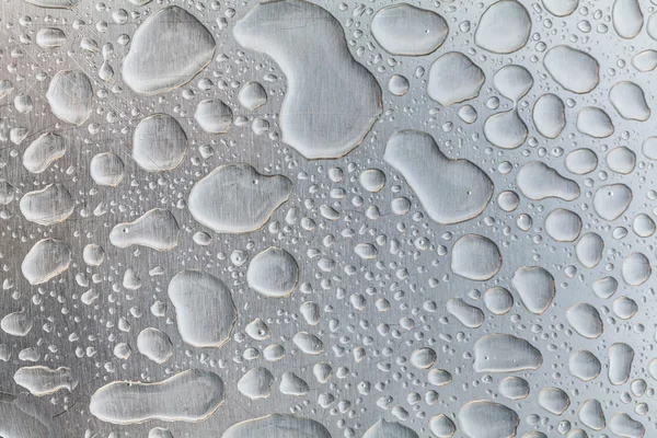 Surface métallique recouverte de gouttes d'eau . — Photo