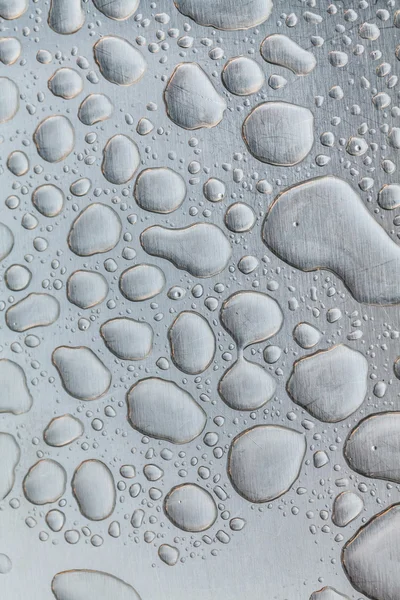 Superfície metálica coberta de gotas de água . — Fotografia de Stock