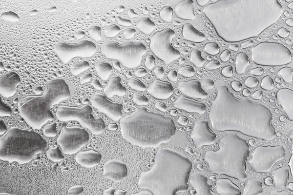 Superfície metálica coberta de gotas de água . — Fotografia de Stock