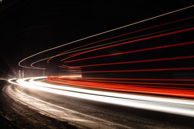 Tralight yollar tünelde ışık. Bir tünel içinde uzun pozlama fotoğraf