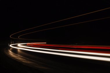 Tralight yollar tünelde ışık. Bir tünel içinde uzun pozlama fotoğraf