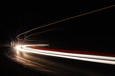 Tralight yollar tünelde ışık. Bir tünel içinde uzun pozlama fotoğraf