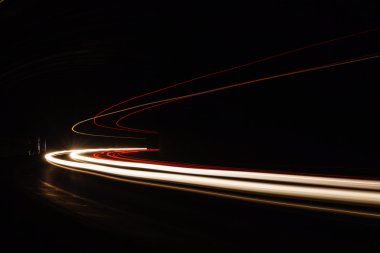 Tralight yollar tünelde ışık. Bir tünel içinde uzun pozlama fotoğraf