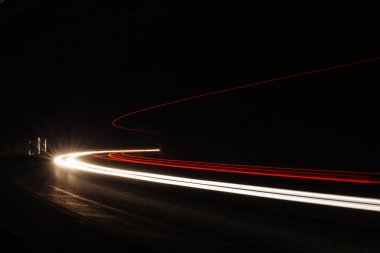 Tralight yollar tünelde ışık. Bir tünel içinde uzun pozlama fotoğraf