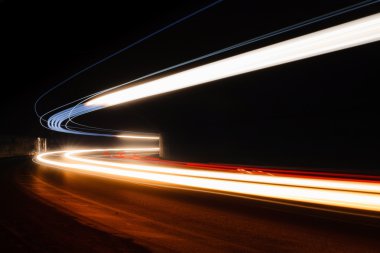 Tralight yollar tünelde ışık. Bir tünel içinde uzun pozlama fotoğraf