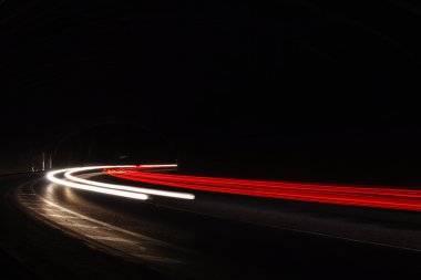Tralight yollar tünelde ışık. Bir tünel içinde uzun pozlama fotoğraf