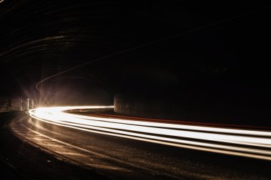Tralight yollar tünelde ışık. Bir tünel içinde uzun pozlama fotoğraf