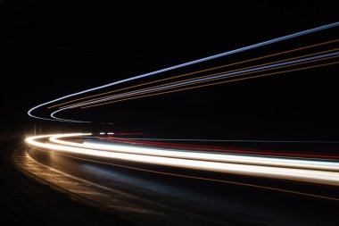 ışık tünelinde rotaları. Art resim. Uzun pozlama fotoğraf alınan 