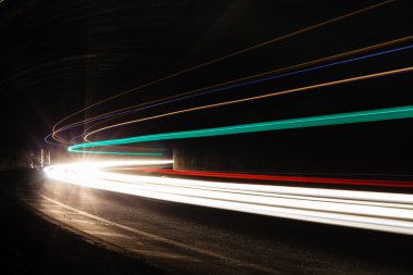 ışık tünelinde rotaları. Art resim. Uzun pozlama fotoğraf alınan 