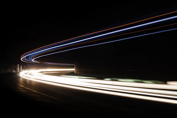 Szlaki tralight światło w tunelu. Długa ekspozycja fotografia w tunel — Zdjęcie stockowe