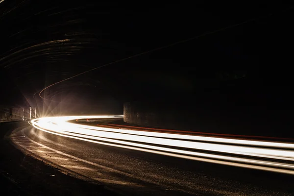 Senderos de luz tralight en túnel. Foto de larga exposición en un túnel —  Fotos de Stock