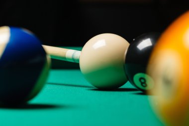 Bilardo masası bilardo topları.