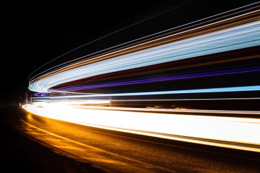 Tralight yollar tünelde ışık. Bir tünel içinde uzun pozlama fotoğraf